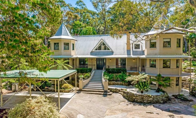 Galston Casa | "Gorge Castle" in forest landscape