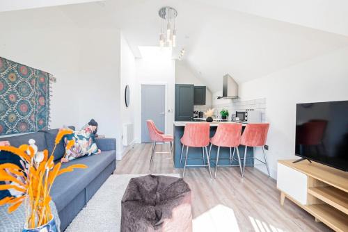 Acton Apartamento | Gorgeous 1-Bedroom Acton Flat with Two Balconies at Acton, Sleeps 4