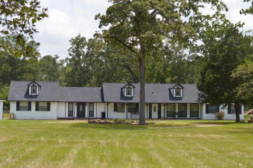 Montgomery Casa | Gorgeous 10 Acre Modern Farmhouse & Private Pond