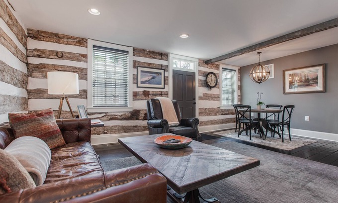 Downtown Casa | Muy único - 1840 Log Cabin- Downtown Frederick- Completamente renovado