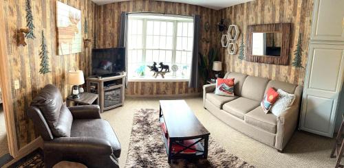 Hancock Apartamento | Gorgeous 1st FL Mtn View Jiminy Suite Sleeps 4 Ski On Off