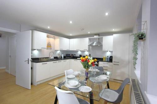 Reading City Centre Apartamento | Gorgeous 2 Bed 2 Bath Flat and Parking by CozyNest