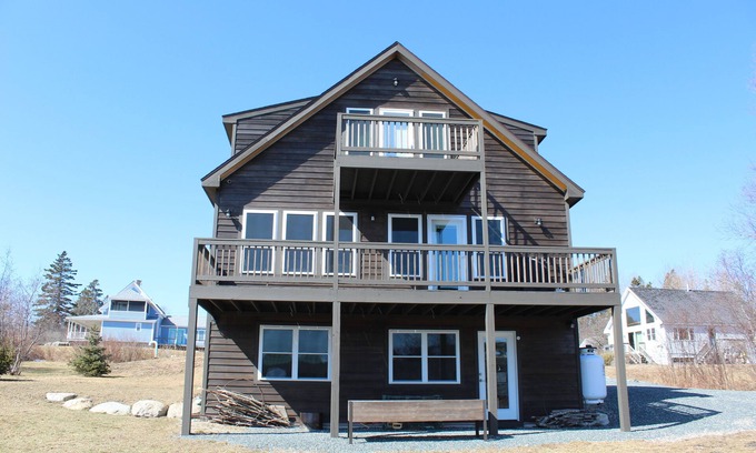 West Tremont Apartamento | Gorgeous 2 bedroom apartment in new house with waterfront views in Duck Cove
