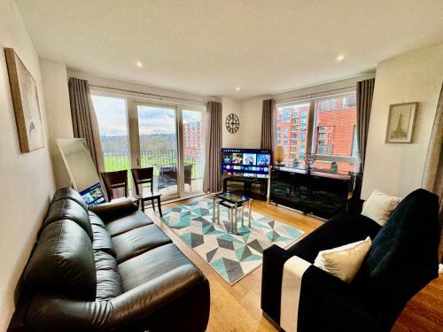 Whittington Apartamento | Gorgeous 2 Bedrooms 2 Bathroom, Balcony, Parking