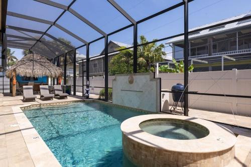 Mid Island Apartamento | Gorgeous 2BR Residence with Pool and Spa at Margarita Mansion
