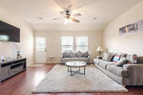Buda Casa | Gorgeous 2story Home with 4 bedrooms