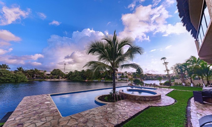 Puerto Aventuras Condominio | Gorgeous 3 Bdrm Lagoon Condo Pool Wifi Kayak paddle boards Golf Cart Available