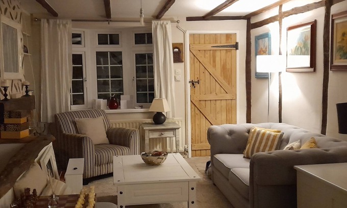 Eastleigh Cabaña | Gorgeous 3 storey cottage. Pet friendly! 7 miles from Winchester.