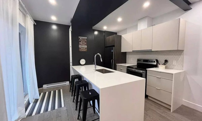 Verdun Apartamento | Gorgeous 3bd, Free Street Parking. Pet Friendly