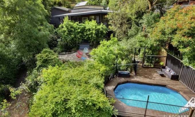 North Warrandyte Casa | Gorgeous 4 bdrm home w/ pool, spa & billiards!