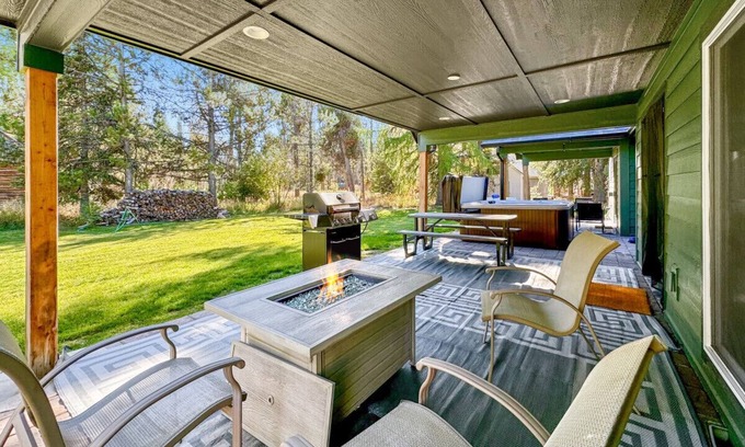 Wagon Wheel Cabina | Gorgeous 4 Bedroom Cabin w/ Hot Tub in Donnelly!