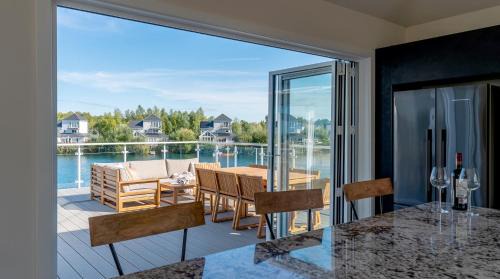 South Cerney Casa | Gorgeous 4 bedroom Cotswolds home with lake view