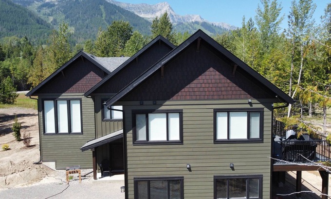 East Kootenay Chalet De Esquí | Gorgeous 4 Bedroom with Hot Tub. A/C