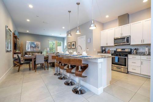 West Kissimmee Casa | Gorgeous 4 Suites DREAM Villa 5 min to Disney