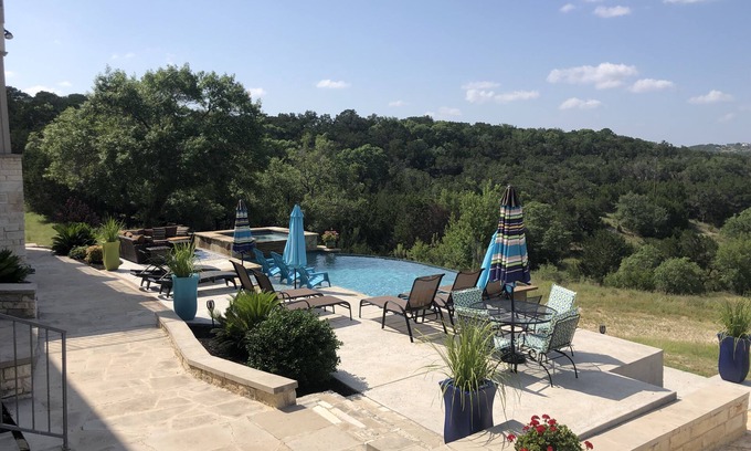 Oatmeal Casa | Hermosa piscina de 4900 pies cuadrados y spa a minutos del lago Travis y la bodega