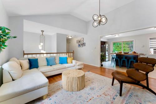 East Stroudsburg Casa | Gorgeous 4BR Home with Hot Tub,Pool& Sauna