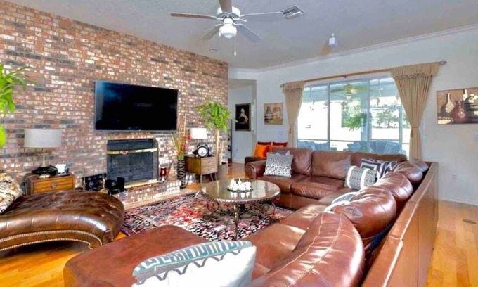 Alachua Casa | Gorgeous 4BR Home | University of Florida I Springs | Sleeps 15 - G01
