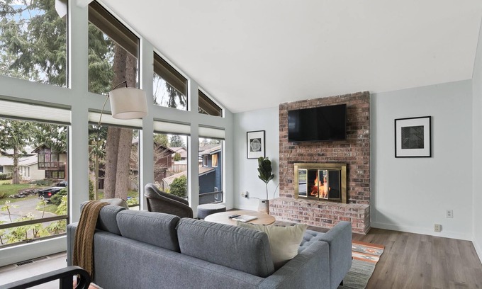 Renton Casa | Gorgeous 4BR House in Renton w/ Fenced Yard
