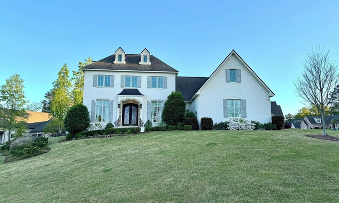 Auburn Casa | Gorgeous 5-bedroom Auburn University Club Gameday House with Pool!!