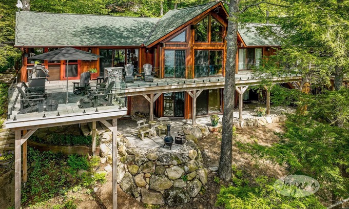 Port Carling Cabaña | Gorgeous 6 bed 3 bath cottage on Lake Muskoka! West Exposure! Beach! Hot Tub!