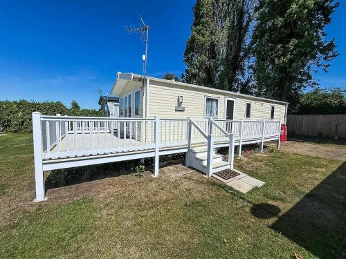 Harwich Otro | Gorgeous 6 Berth Caravan With Decking Area, Dovercourt Holiday Park Ref 44510A