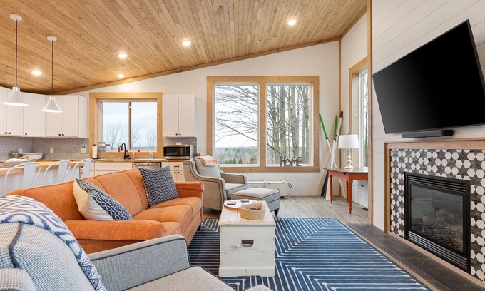 Williamsburg Cabina | 🐎 Gorgeous 6BDR Farmhouse w/ Stables & 3 Paddocks ➠ 9246!