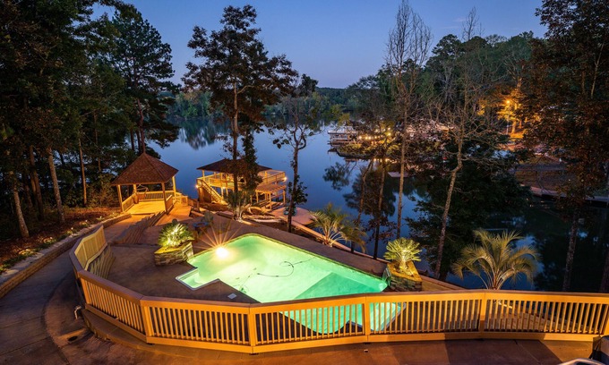 Valley Casa | Gorgeous 6BR Lake Home w/Pool, Hot Tub & Boathouse