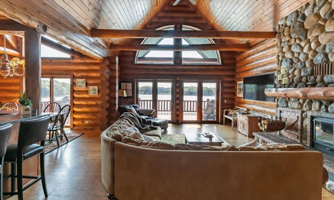 Wautoma Cabina | Georgeous 7 Bedroom Log Lodge Sauna 2 Chimeneas Sala de juegos Wi-Fi Slps hasta 24