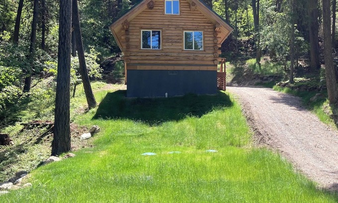 Kalispell Cabina | Gorgeous Amish Cabin at Ashley Lake