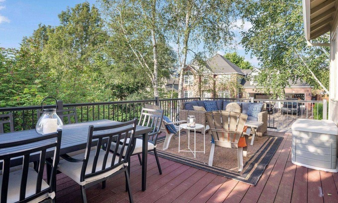 Bull Mountain Casa | Gorgeous and Comfortable, Pet Friendly, Huge Deck, Ping Pong, Game Room /w Consoles, Open Layout