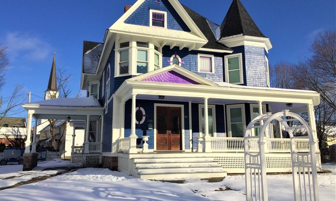 Eastern Vermont Casa | Gorgeous and luxurious 6-bedroom Victorian mansion with AC and WiFi near Stowe