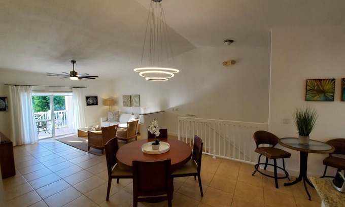 Alice Town Villa | "GORGEOUS AND OPEN" Villa de 2 habitaciones / 2 baños
