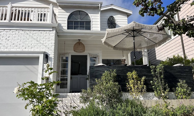 Tree Section Casa | Gorgeous and Spacious 4BR Retreat; Walk to Beach and Restaurants