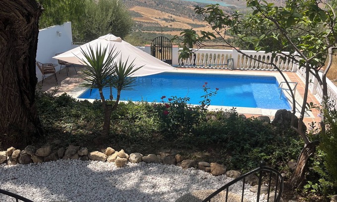 Periana Casa | Casita 1: 2 camas, capacidad para 4 personas ¡Relájese en la piscina con vista al lago!