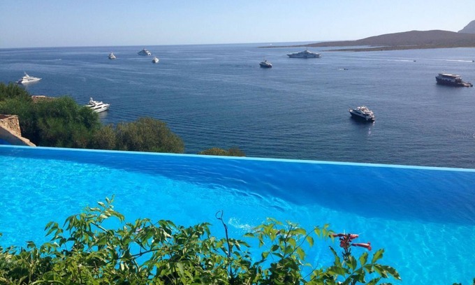 Golfo di Marinella Villa | Hermosa villa con vista al mar y jardín privado y piscina del resort