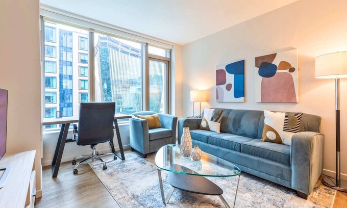 Seaport District Apartamento | Gorgeous Apt with Pool Views