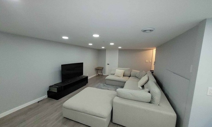 Calgary Casa | Gorgeous Basement Apartment