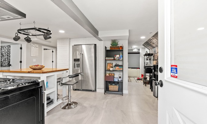 Tukwila Apartamento | Gorgeous basement apt. w/chef kitchen, SPA bath, movie theater, hot tub & sauna