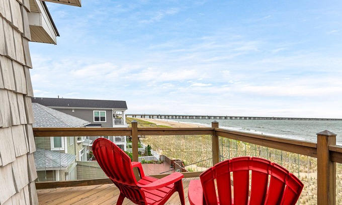 Chic's Beach Casa | Gorgeous Beach Views, quick walk to beach! Sleeps up to 10! 30 + day stays