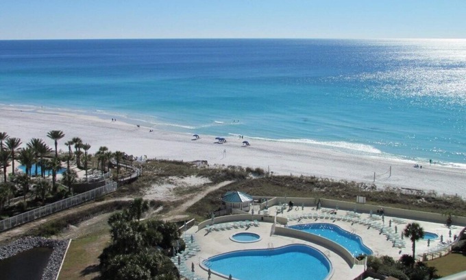 St. Tropez Condominio | GORGEOUS BEACHFRONT VIEWS! FREE BEACH SET UP, PRIVATE BEACH, POOL, SPA, AND GYM