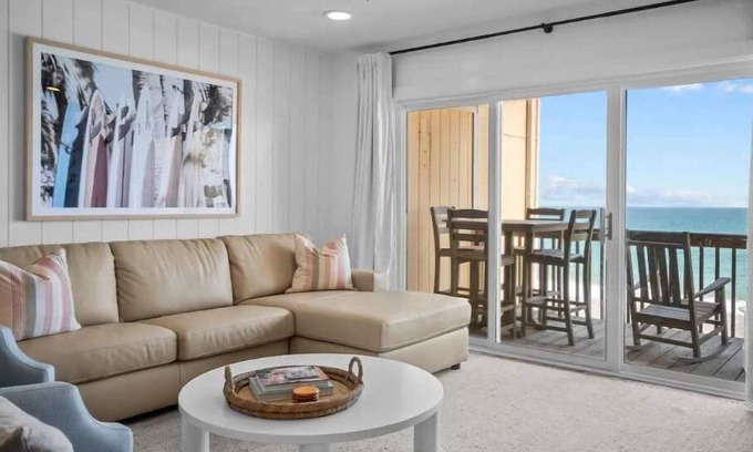 McCutcheon Field Condominio | Gorgeous Beachfront Condo with Pool