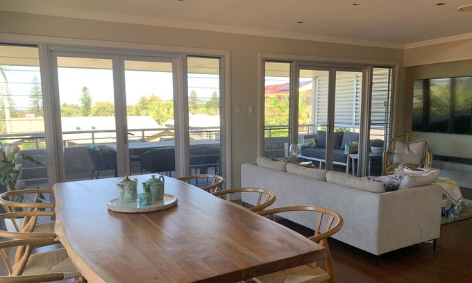 Redhead Casa | Gorgeous beachside location, modern spacious with easy stroll beaches and cafes.