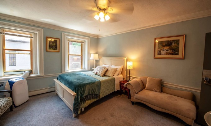 Beacon Hill Casa | Gorgeous Beacon Hills Studio next to State house