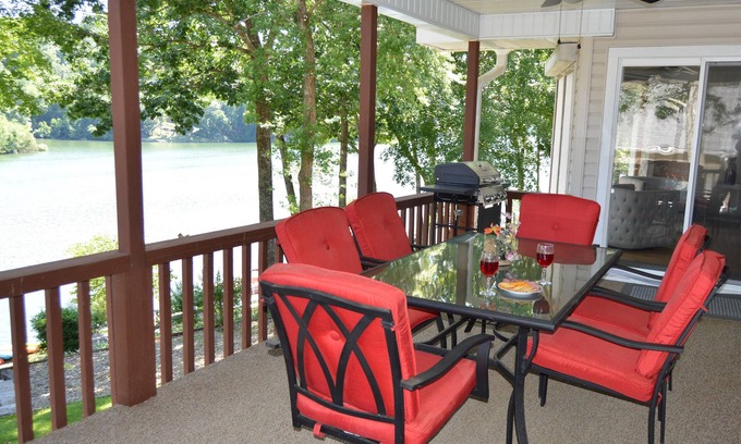 Bella Vista Casa | Gorgeous bluffs on Lake Ann - private dock