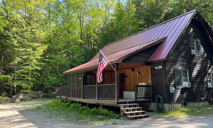 Bridgton Casa | Gorgeous Bridgton Cabin Only Steps to Long Lake and Direct access to ITS89!