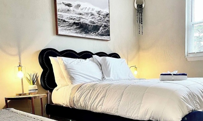 Chic's Beach Casa | Gorgeous Chics Beach Guesthouse Pet & Child Friendly. No Stairs, Private Parking