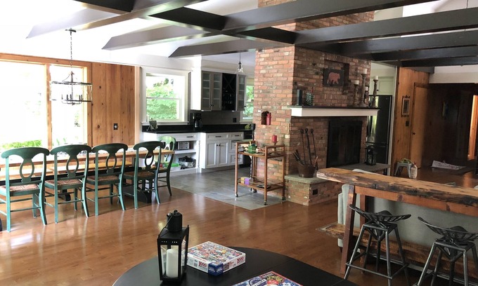 Cranmore Birches Casa | NUEVO y limpio! Casa unifamiliar renovada en North Conway & Cranmore, jacuzzi!