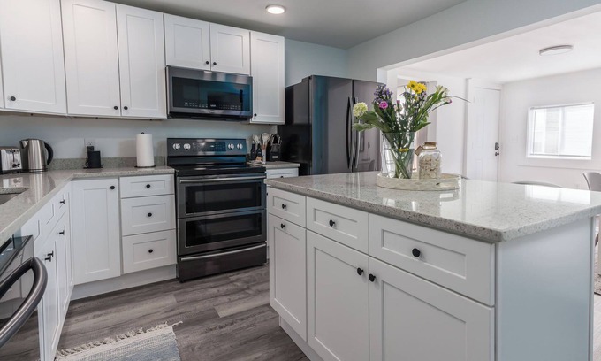 Kennebunk Condominio | Newly Remodeled Coastal Getaway