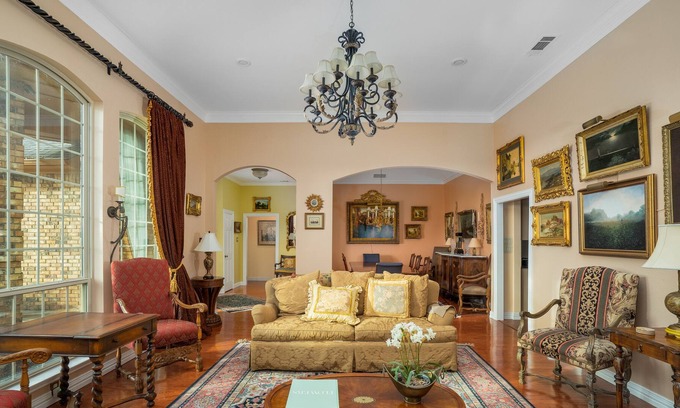 North Central Carrollton Casa | Magnífico castillo colonial para grupos grandes
