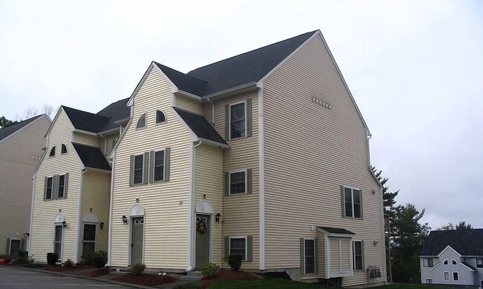 Laconia Condominio | Precioso condominio en el lago Winnipesaukee con excelentes vistas de la bahía de Paugus